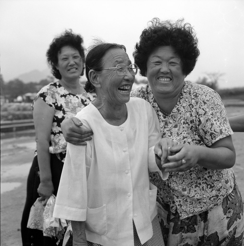 lachende frauen, natur und kunst-symposion, kongju, südkorea 1991