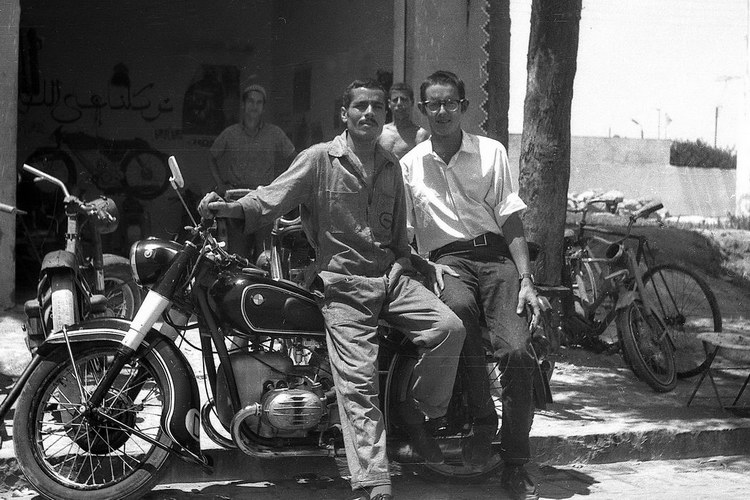 casablanca, mohammed und ich vor seiner werkstatt, 1969