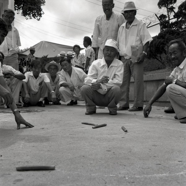 spielende männer, kongju, südkorea 1991