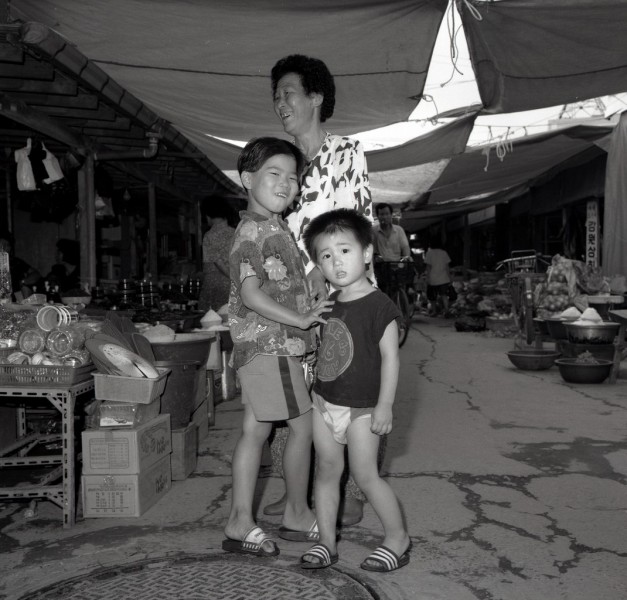 auf dem markt, mutter mit 2 kindern, kong-ju, südkorea 1991