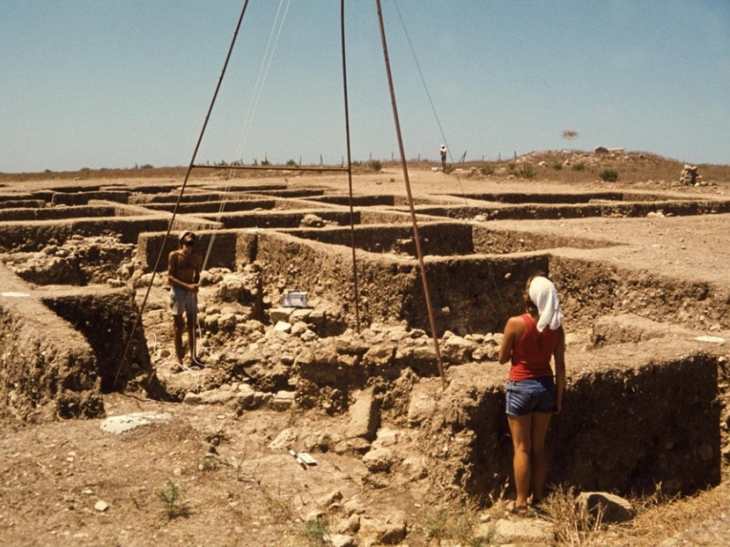 senkrechtaufnahmen mit selbstgebautem 7m hohen dreibein, tel akko, israel 1979