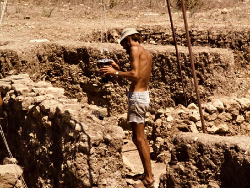 senkrechtaufnahmen mit selbstgebautem 7m hohen dreibein, tel akko, israel 1979