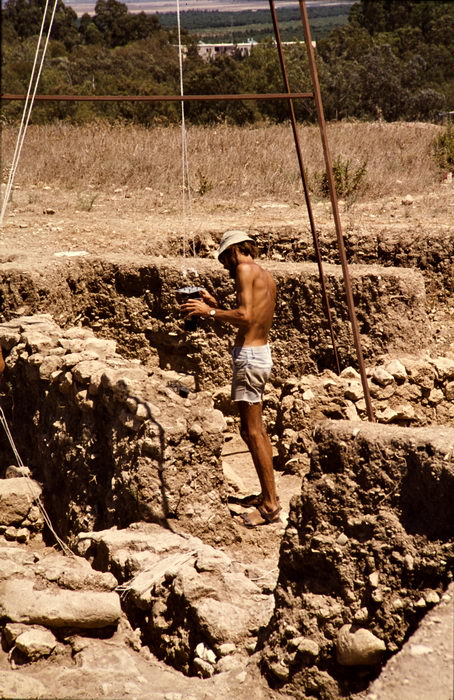 senkrechtaufnahmen mit selbstgebautem 7m hohen dreibein, tel akko, israel 1979