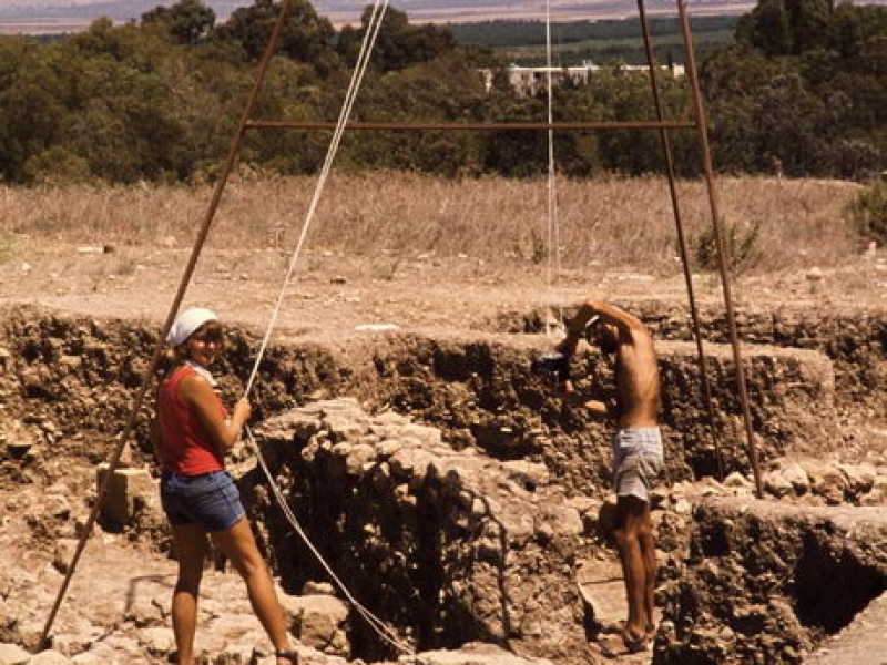 senkrechtaufnahmen mit selbstgebautem 7m hohen dreibein, tel akko, israel 1979