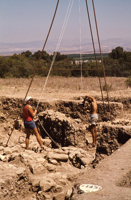 senkrechtaufnahmen mit selbstgebautem 7m hohen dreibein, tel akko, israel 1979