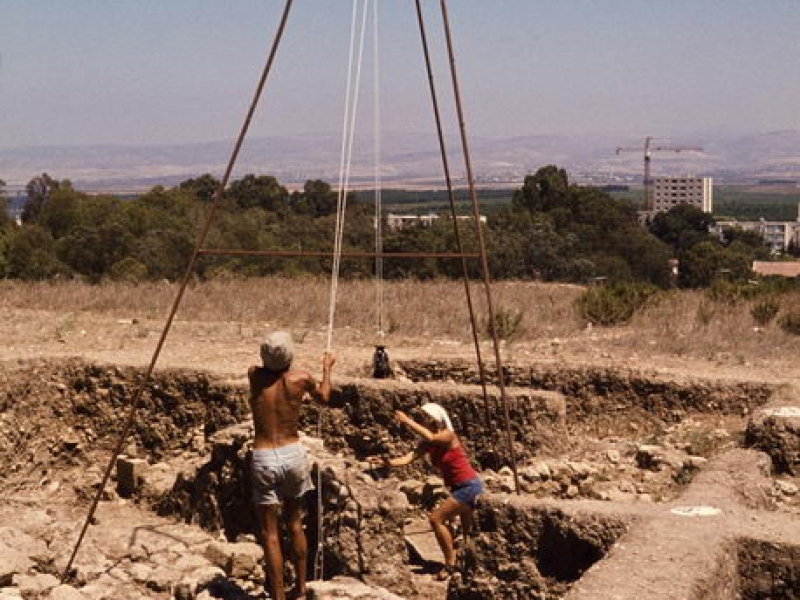 senkrechtaufnahmen mit selbstgebautem 7m hohen dreibein, tel akko, israel 1979
