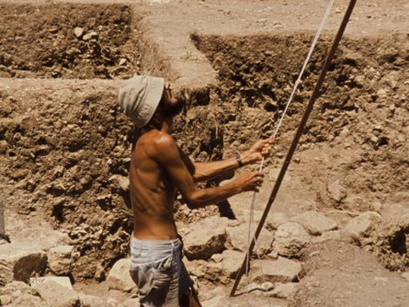 senkrechtaufnahmen mit selbstgebautem 7m hohen dreibein, tel akko, israel 1979