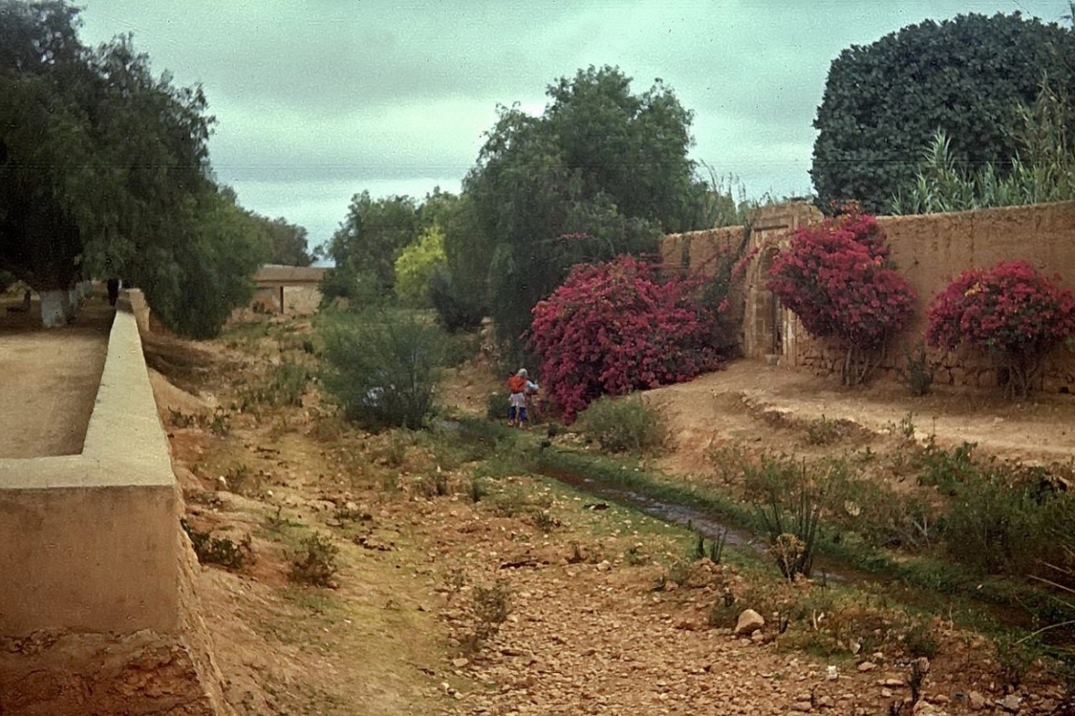 von casablanca per anhalter nach tan tan (ca 800km), tiznit, hier hab ich an der stadtmauer übernachtet, 1969