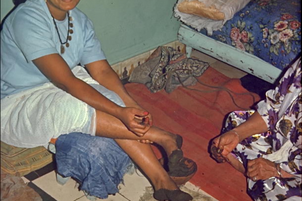 fatna schmückt sich mit henna, casablanca, marokko, 1968