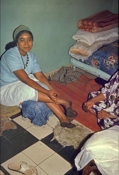 fatna schmückt sich mit henna, casablanca, marokko, 1968