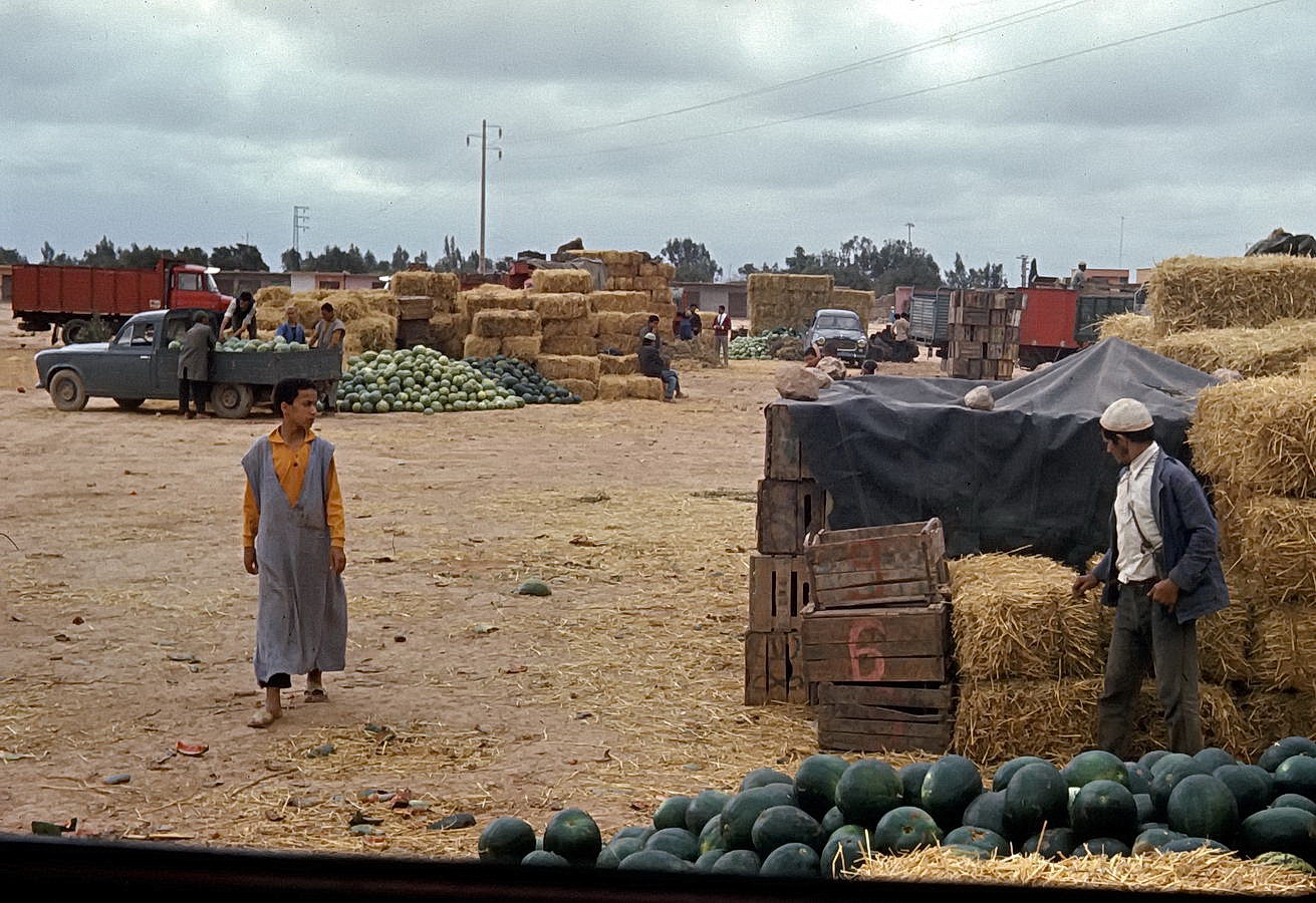 von casablanca per anhalter nach tan tan (ca 800km) ,melonenmarkt in ait melloul, 1969