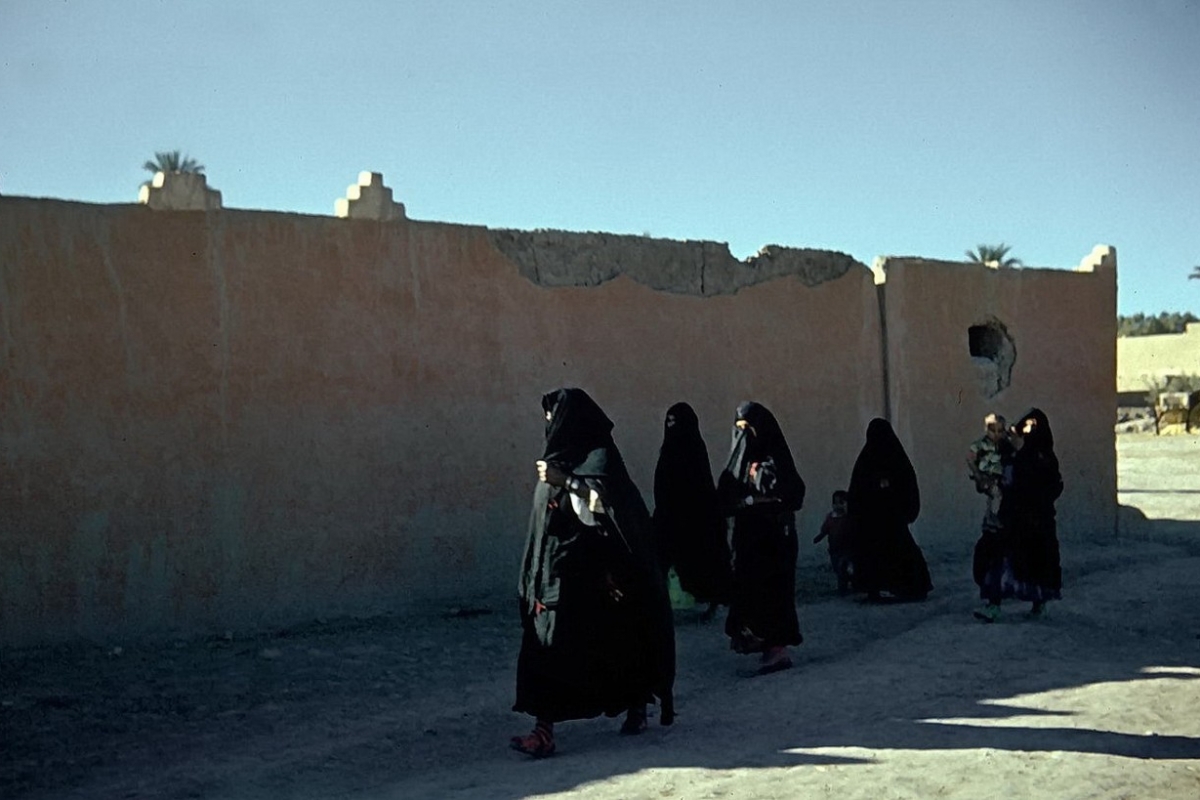 von casablanca per anhalter nach tan tan (ca 800km), tiznit, frauen an der stadtmauer, 1969
