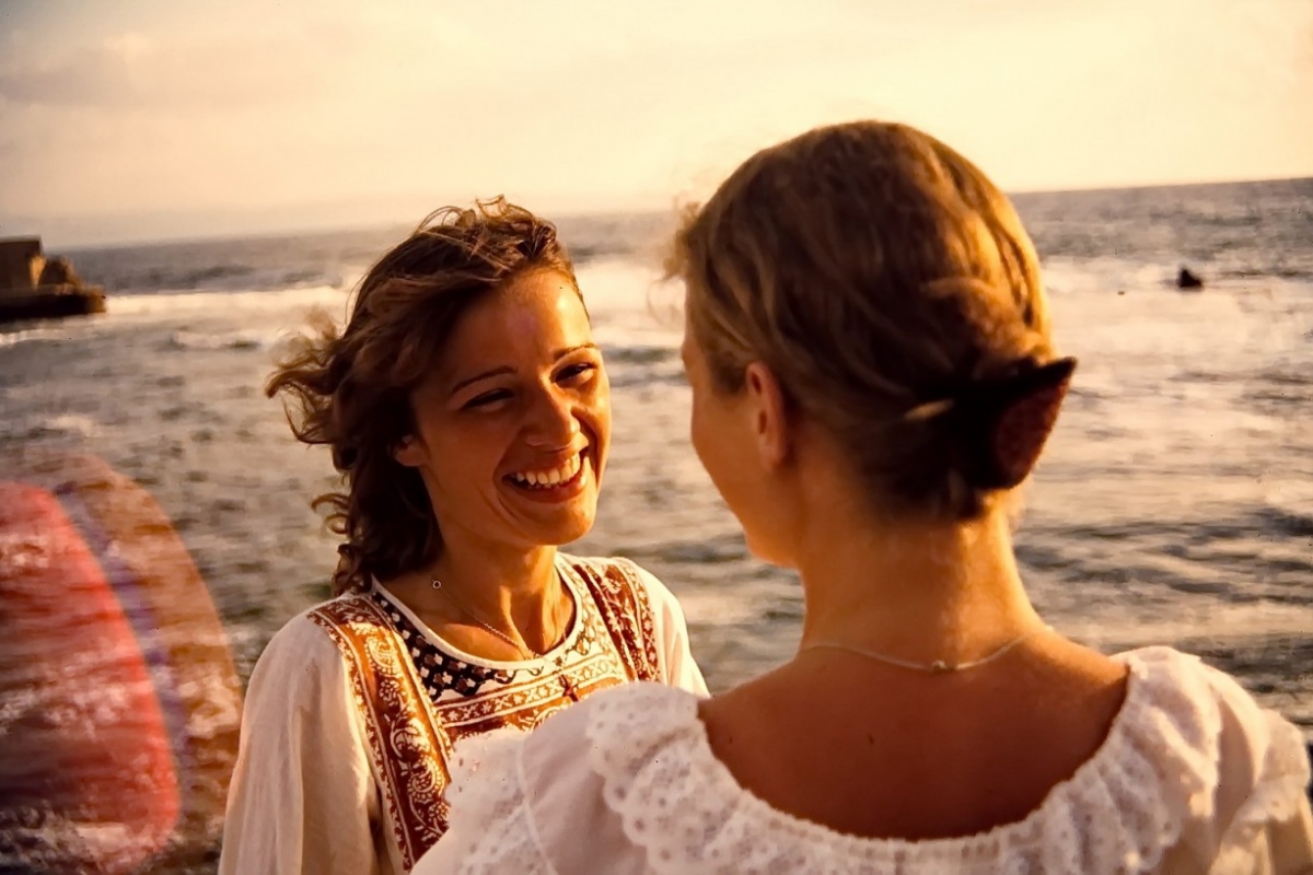 maria und susanne an der küste, sonnenuntergang, akko, israel 1978