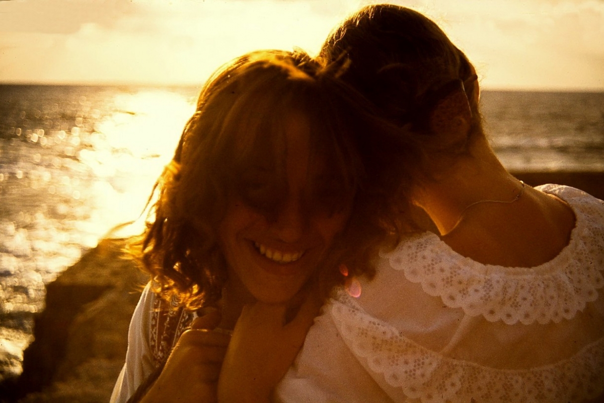 maria und susanne an der küste, sonnenuntergang, akko, israel 1978
