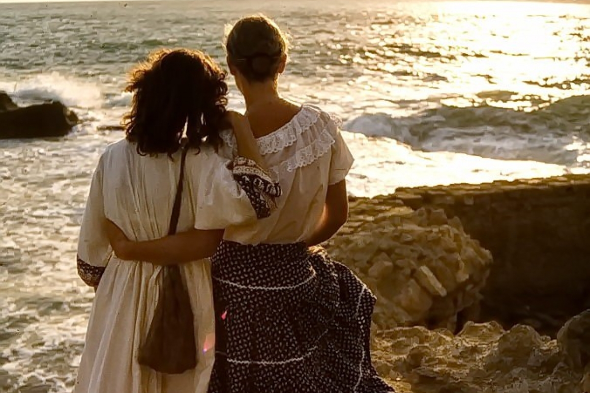 maria und susanne an der küste, sonnenuntergang, akko, israel 1978
