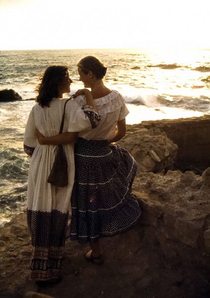 maria und susanne an der küste, sonnenuntergang, akko, israel 1978