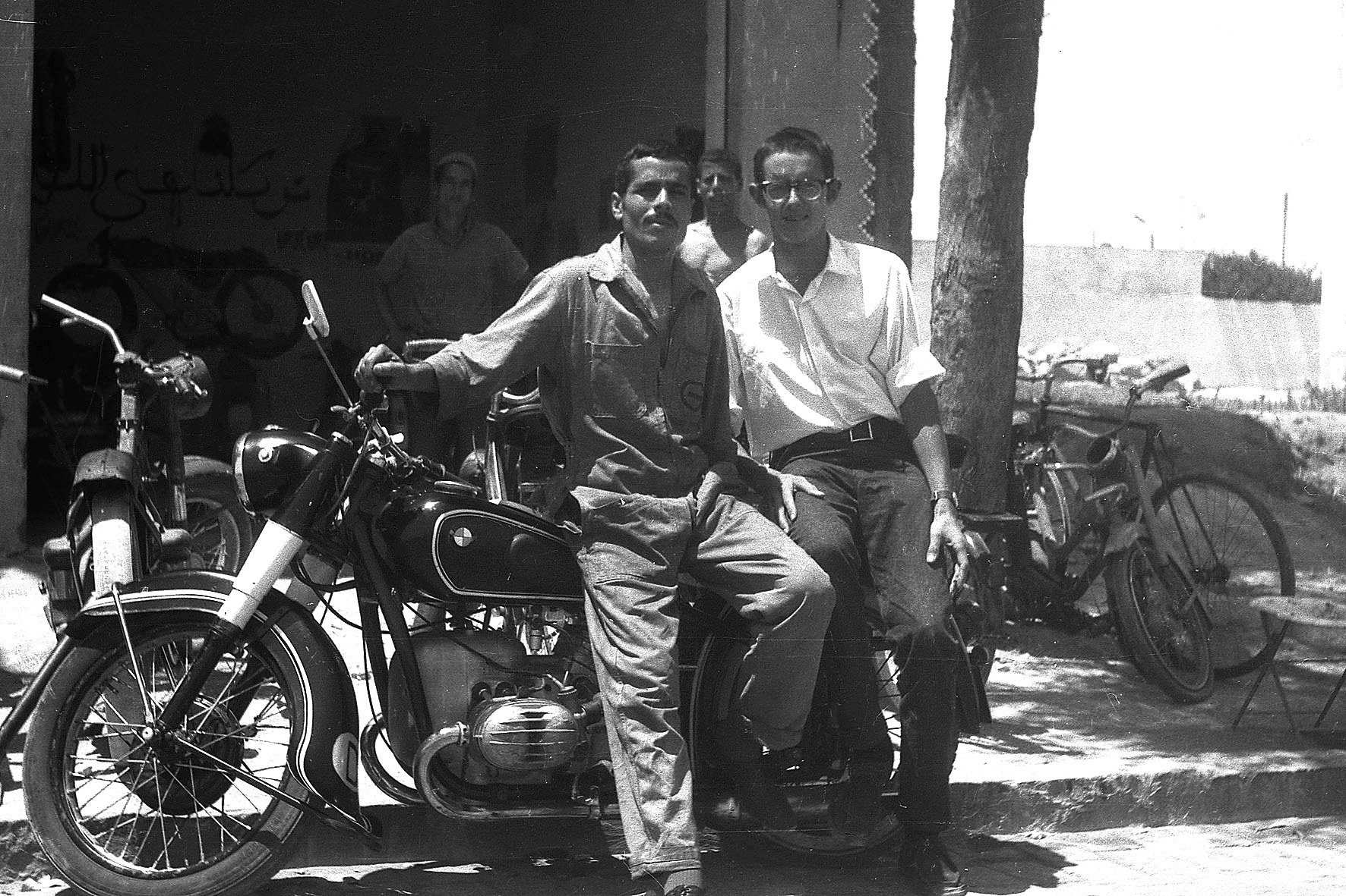 mohammed vor seiner werkstatt, casablanca, marokko 1969